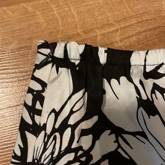 Chico’s Skirt Black Skirt with White Floral pattern Lattice Trim Size 1 - Picture 5 of 12